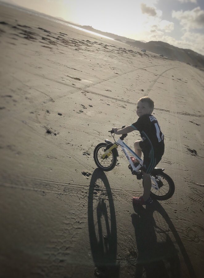 ian_salty's tweet photo. @GeraintThomas86 @TeamSky Freddie representing G and Team Sky on the beach in Wales today π΄σ §σ ’σ ·σ ¬σ ³σ Ώ #retweet #inspiration #teamsky #frogbikes #nextgenerationchamps #yellowyerseyfromthevalleys https://t.co/3ubymmBBMy