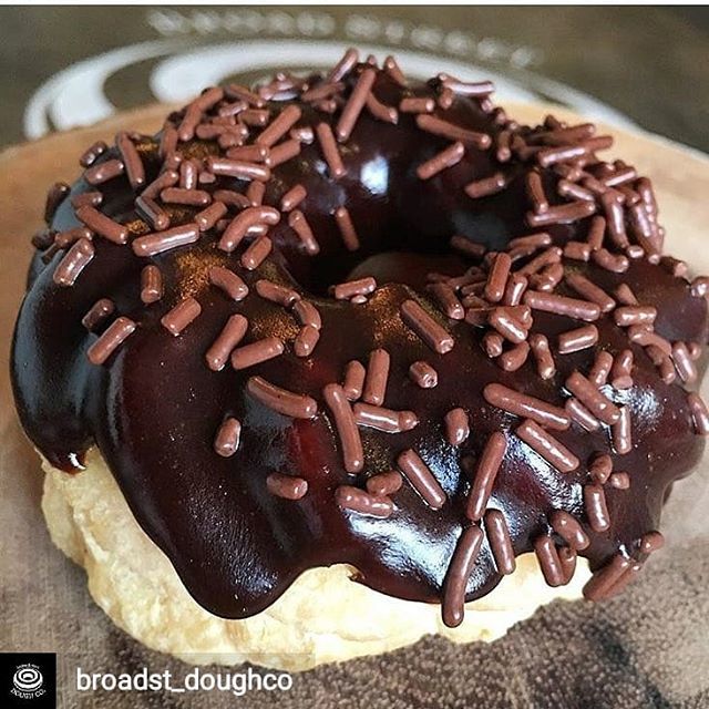 doughpics's tweet photo. Regrann from @broadst_doughco -  HAPPY MON-YAY 😍‼️🍩 First up is our #cruller dipped in chocolate glaze, sprinkled with chocolatesprinkles 👏 YASSSSS PLEASEEE - #regrann 🍩

Vote for today's @doughpics #top10 by "liking" ❤ your favorites! Tag friend… https://t.co/DjTsKwyMSW https://t.co/0eQ04TFvn6