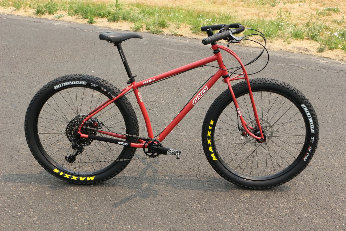 Jonesbikes's tweet photo. After talking with Jeff and selecting all the parts, a build spec sheet was developed and a new bike was born. Here's Mark's new Jones Plus LWB bike in the new red.
#jonesbikes #jonesplus  #29plus #plusbike #jonestrussfork #hbar #jonesloopbar #joneshbar https://t.co/0J4ui8wZkE