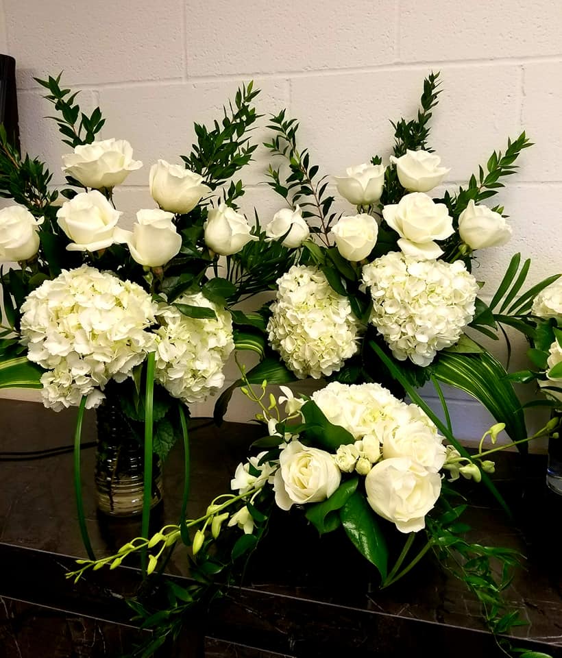 expressionsfg's tweet photo. White...the non-coloure, coloure which impresses with its crisp elegance time after time. #ExpressionsFloral #Expressionsevents #whitewedding #orchids #hydrangea #roses #TheSendera #whiteflowers #elegantflowers https://t.co/o7GmkpZiQE