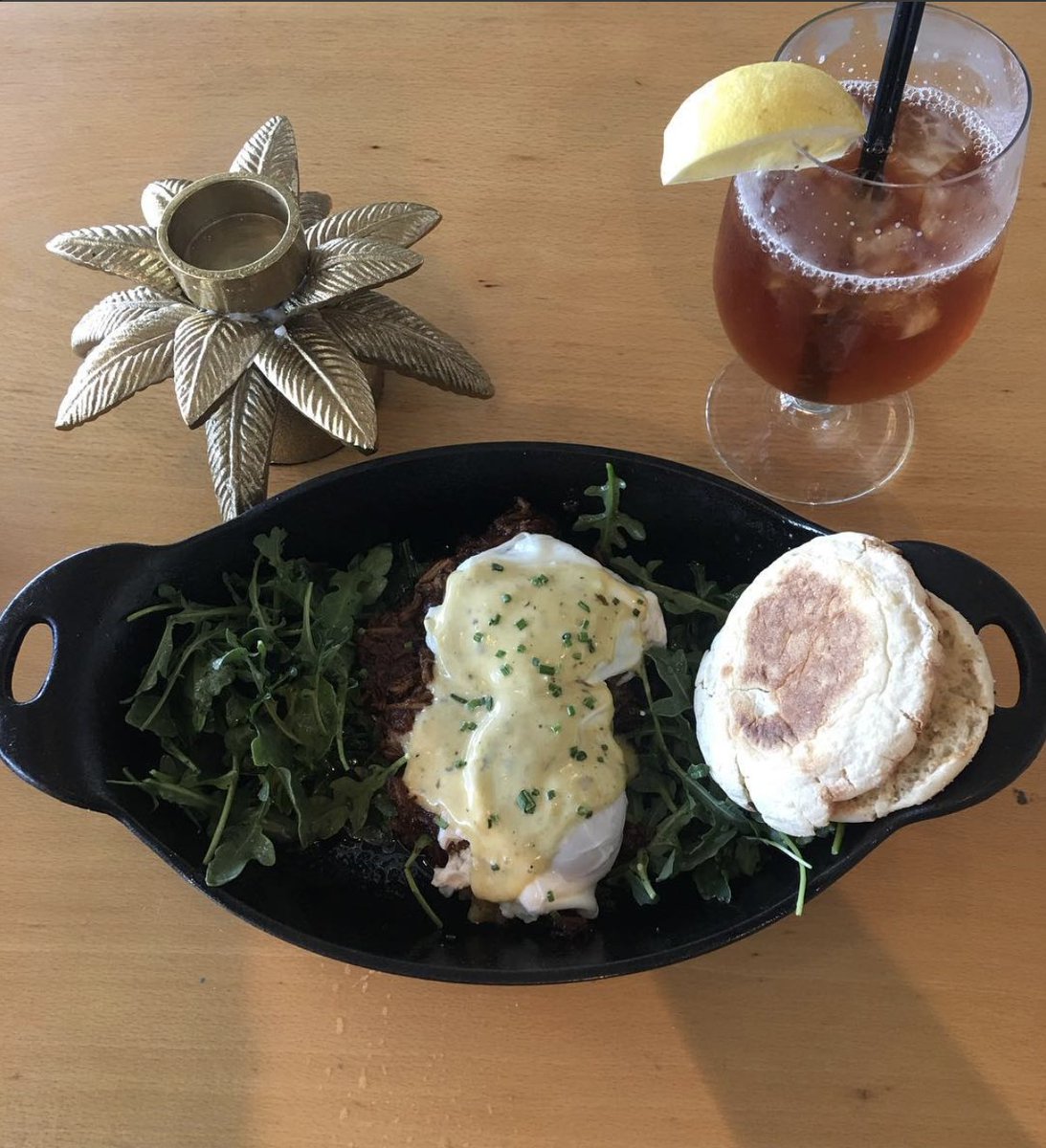 Pulled Pork Benedict 😍 come brunch at Baleen! Then make sure to enjoy #SundayFunday here where we have a band and beautiful views 👌🏻
