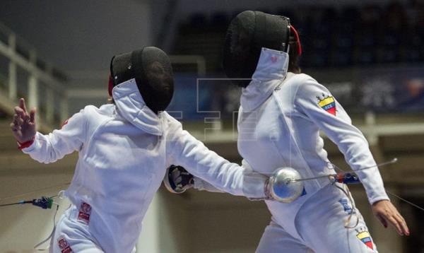 EFEdeportes's tweet photo. La tiradora de esgrima colombiana Saskia Van Erven sueña con sus terceros Juegos Olímpicos tras ganar el oro en los XXIII Centroamericanos y del Caribe. La nacida en Rotterdam le dedicó el triunfo a su madre. https://t.co/fWij6qf3RW #EFEenBarranquilla #Barranquilla2018 #EFEem https://t.co/m399W24UHD