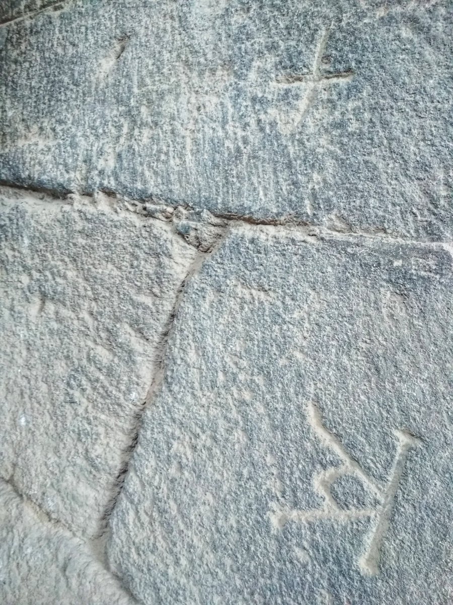 Las "marcas de cantero", abundantes en construcciones medievales, suelen ser letras o formas geométricas.
Nos hablan de una manera de trabajar, ya que la teoría más aceptada dice que eran la "firma" de los canteros. Así podían justificar su trabajo y cobrar por ello #Curiosidades