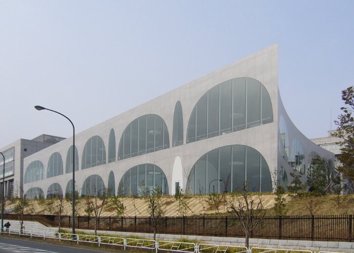 Bot Kenchiku على تويتر 1051 多摩美術大学図書館 伊東豊雄 湾曲した平面 連続するアーチ 構造体の芯には鉄板が入っており それを包むようにコンクリートが打たれているhttps T Co Q78hompldx