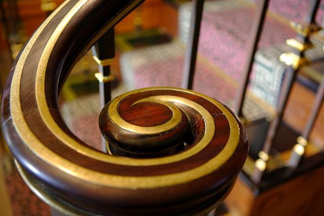 TelfairMuseums's tweet photo. It's all in the details! The Owens-Thomas House is home to many rich architectural details designed by #WilliamJay in the early 19th century. This beautiful inlaid bannister on the staircase is just one example of the home's unique features. Join us for … https://t.co/llWTtqusDH https://t.co/rR1UFPNhUB