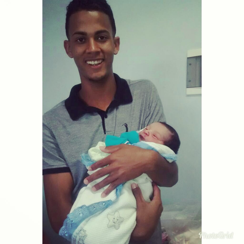 MaxTrem22's tweet photo. Descobri o que é amor de verdade depois que meu filho nasceu. Papai te ama meu mlq, vc chegou e trouxe a felicidade 👏😍😍👶
#Luanzinho https://t.co/9JzD94proW