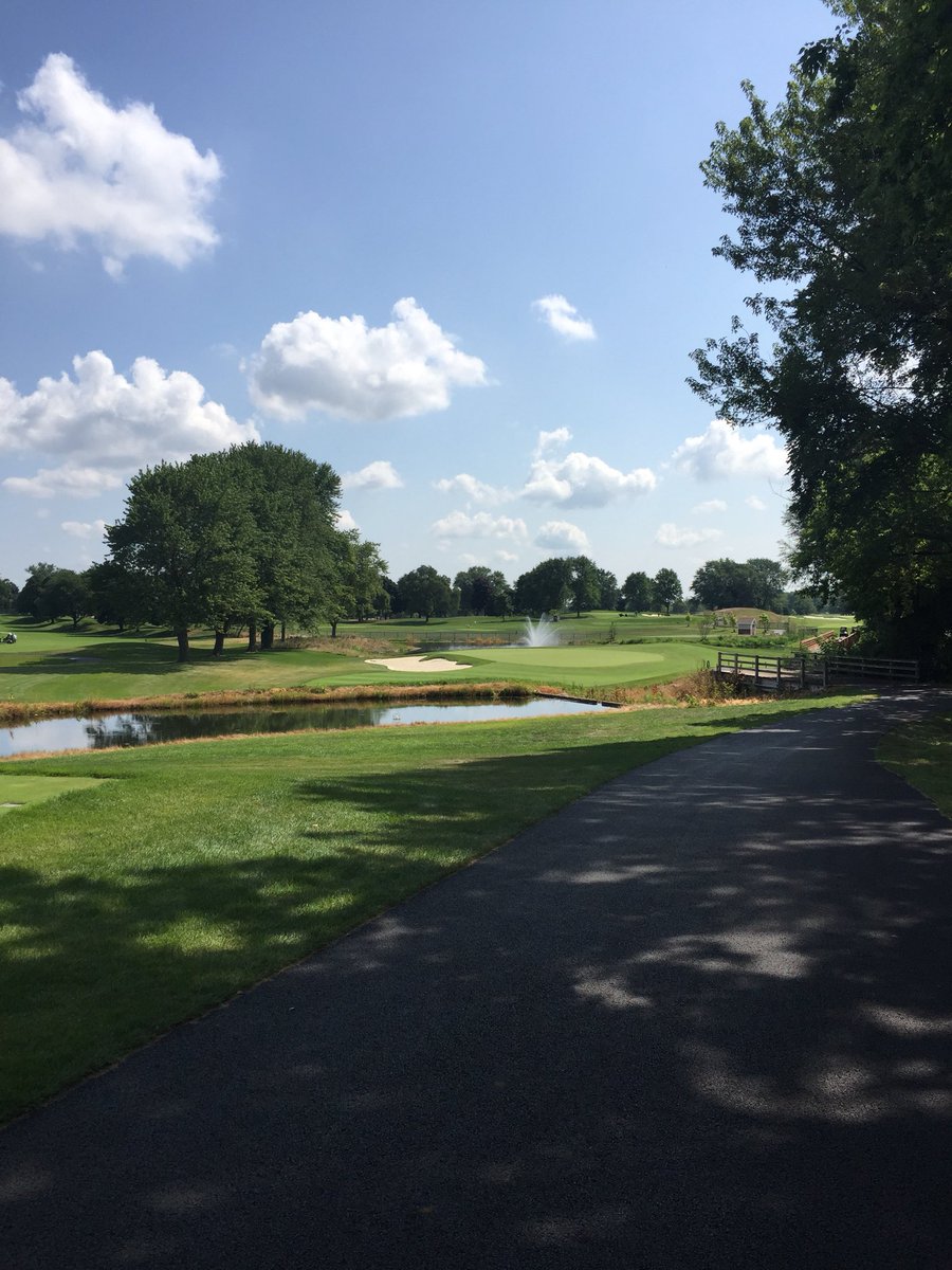 ebartcpa's tweet image. Spending the day on the golf course is never a bad way to spend the day ❤️🏌🏻‍♀️🍻☀️#Golfing #SchaumburgBusinessAssociation #OutOfOfficeReply #SunsOutClubsOut #Networking