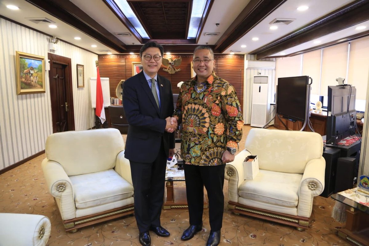 EkoSandjojo's tweet photo. Menerima kunjungan Duta Besar Korea untuk Indonesia.kunjungan tersebut dibahas bgmn utk meningkatkan investasi Korea disektor paska panen dan pariwisata di kawasan pedesaan di Indonesia. Disepakati juga untuk mengadakan acara Business Forum l. #MulaiDariDesa #AyoBangunDesa https://t.co/potOmqSFTz
