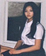 gowonminaj's tweet image. Hyunjin was taking long af in the bathroom so they just grabbed some girl and said sit by this window baby