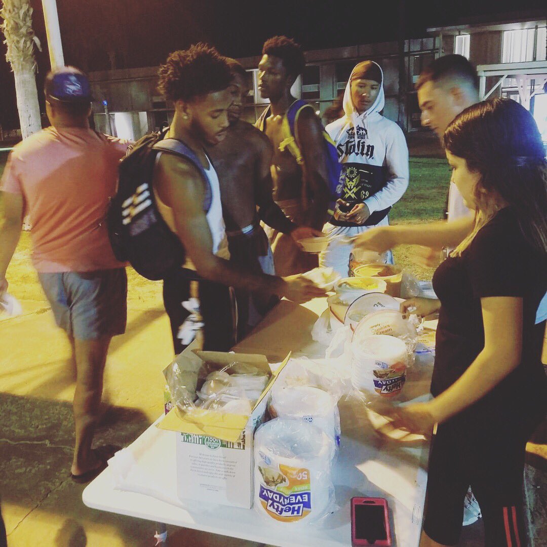 awchousing's tweet photo. What’s better than 🍦 on a warm Summer Bridge Night ❤️💛 #liveherelearnhere #liveoncampus #icecreamsocial @ArizonaWestern @tcminnick11 https://t.co/cvTFXTNGgO