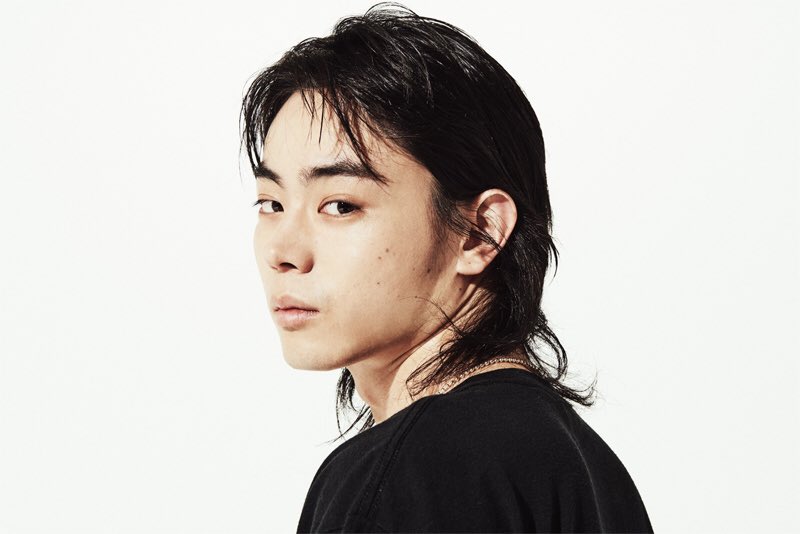 羊 Twitterren 美人 菅田さん から無遠慮に顔を覗き込まれて戸惑いながらその美しさに見惚れていたら急に興味をなくしたように目をそらして去っていく みたいな意味深なことをされたすぎる