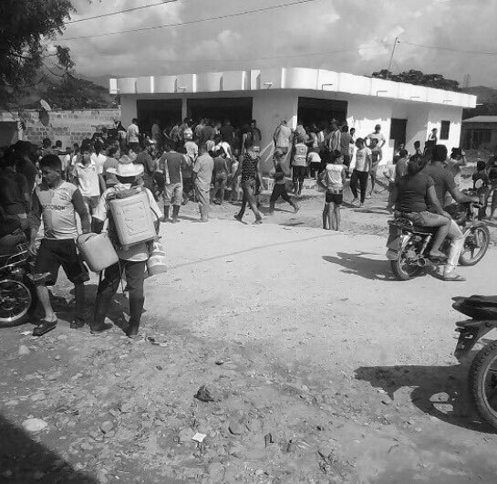 CiscaCatatumbo's tweet photo. #MasacreEnCatatumbo urge que las autoridades expliquen cómo es que con su alta presencia en el casco urbano de El #Tarra sucede una masacre a plena luz del día. Los hechos confirman que la alta presencia militar no garantiza la seguridad de la población. https://t.co/22n2KrkHvb