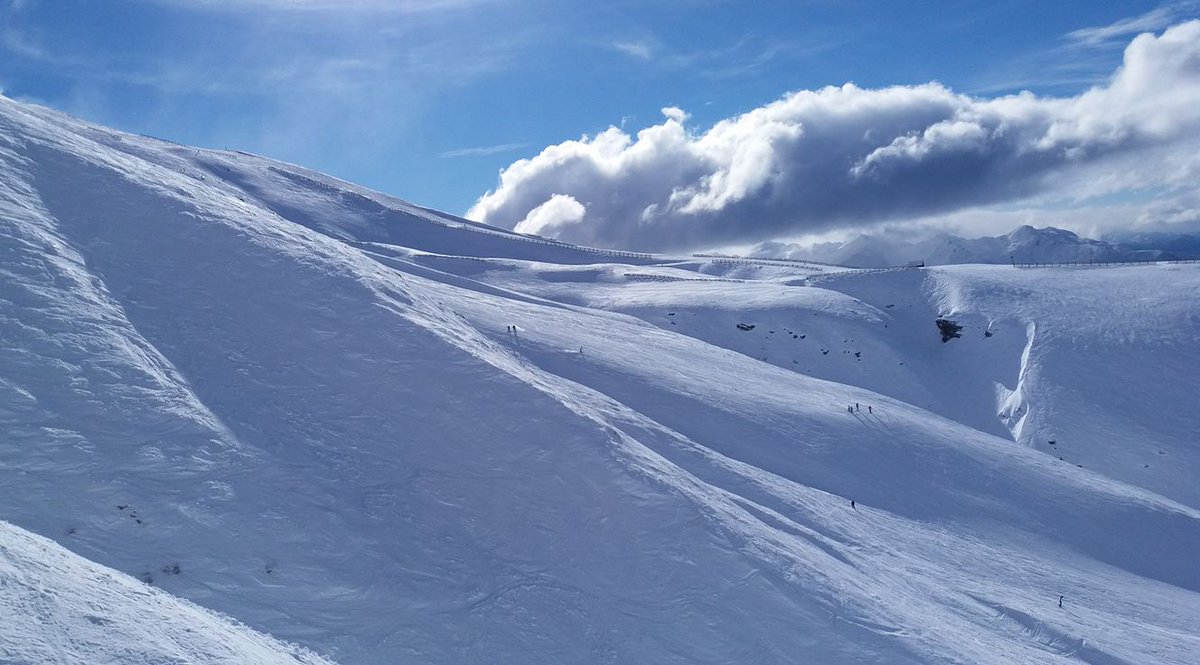 TeWanakaLodge's tweet photo. @CardronaNZ and @treblecone are both enjoying great coverage this season and Wanaka is bustling with happy skiers and snowboarders! 

#lovewanaka #winter18 #cardronanz #treblecone #tewanakalodge #wanakaaccommodation #apresski https://t.co/U5lIUiVM2e