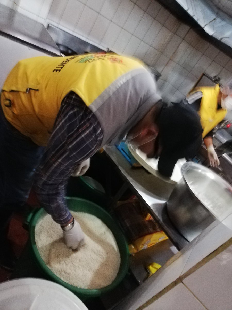 SubMaxParedes's tweet photo. #SubalcaldíaMaxParedes La #IntendenciaLP realizó operativo de control de venta de arroz en tiendas de abasto de la zona Bajo Tejar y chifas de las Av. Buenos Aires del Macrodistritro Max Paredes , donde se evidenció la inexistencia de arroz plástico. https://t.co/tw2OaEfqt2
