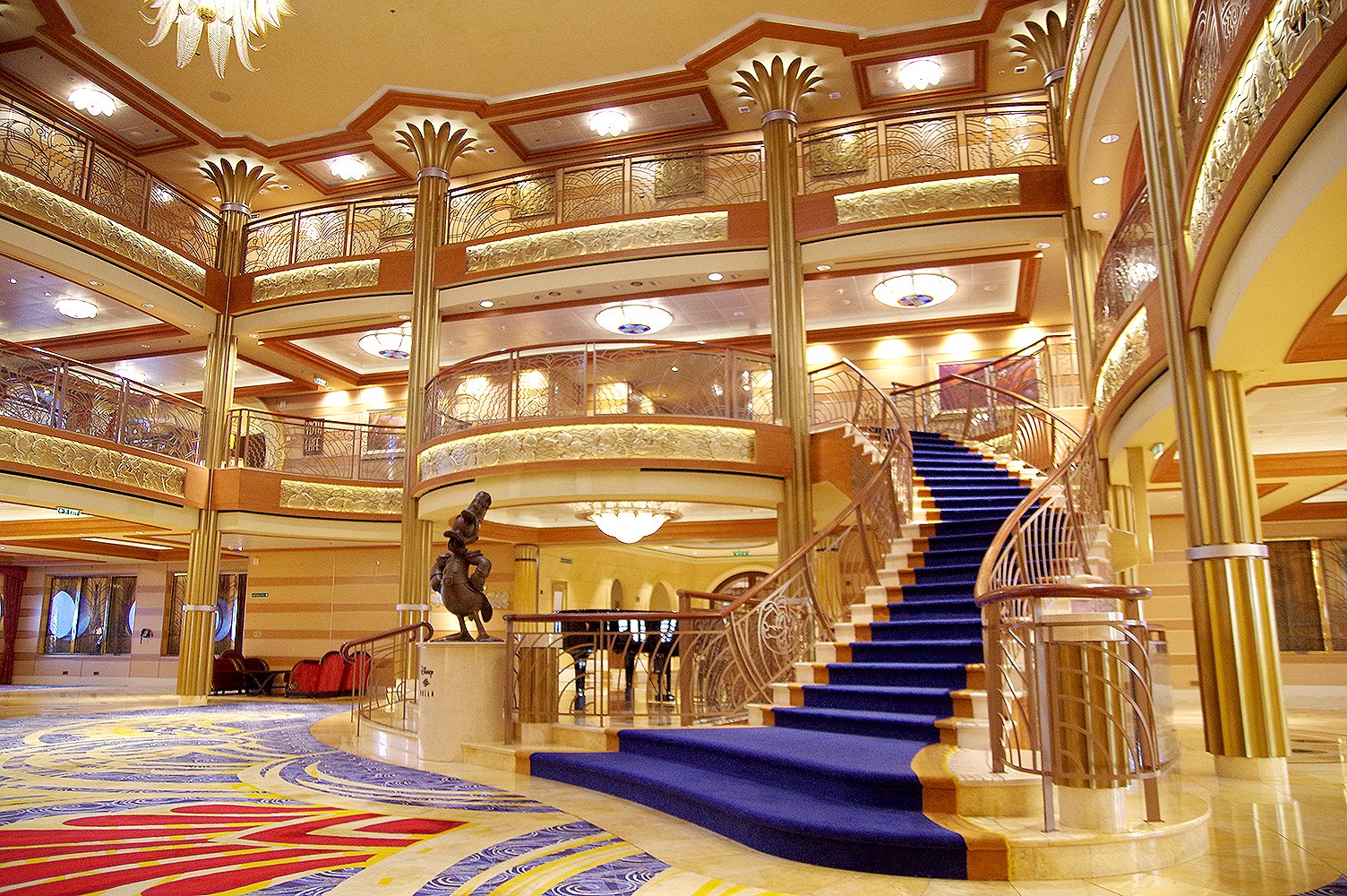 ヒロ No Twitter ディズニー クルーズラインのドリーム号デッキ3のロビーアトリウムです とても豪華で素敵な場所ですね 日中はとてもにぎやかな場所ですが 朝は誰もいなくてとっても静かな場所になります インスタ映え な場所ですのでぜひ素敵なお写真収めて