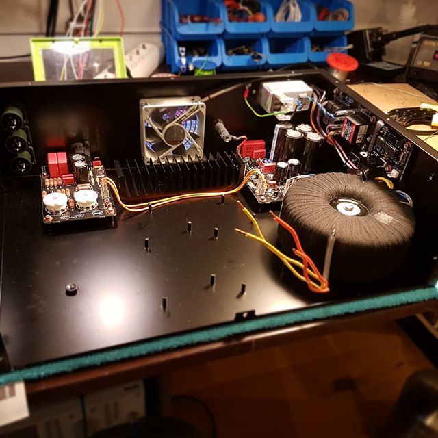 deBontAmps's tweet photo. Detti 125 #tube #poweramp for #bass mid-build! Wiring up the new custom power transformer and installing everything needed for proper heat management. https://t.co/hmmETZfle6 https://t.co/FNcR6T9Ohr