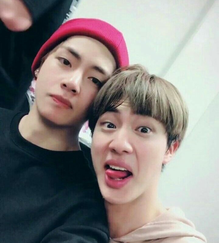 justthemell's tweet photo. Taehyung gibi ciddi kalamıyorum helllpğ meğeğğee 😂 SÖDLŞDMDŞSÖES https://t.co/ozA8z0bYNK