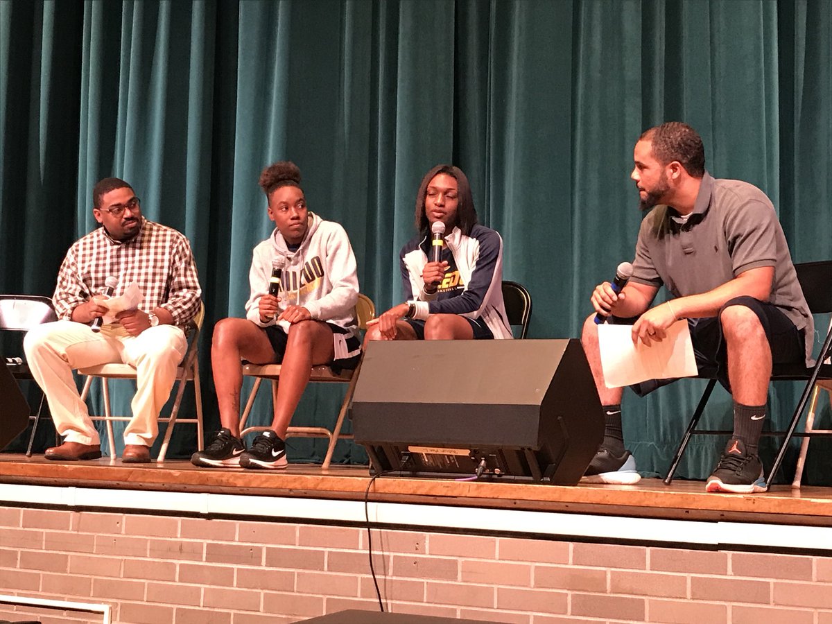 ToledoWBB's tweet photo. ,@MikaelaBoyd & @Tatyyy_12 spoke to youth & parents on keys to motivating student-athletes & maintaining success at West Toledo YMCA...#GoRockets #ThisIsToledo #Path2Greatness https://t.co/kWIr8ZNzIo
