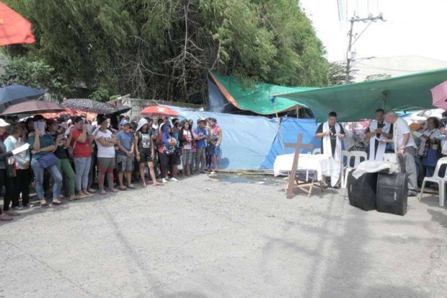 #NutriAsia Launches Violent Crackdown On Protests in #Philippines: facebook.com/SFNewsfeedus/v… <a href="/NutriasiaPhils/">Nutri-asia (Phils.)</a> <a href="/RRD_Davao/">Rodrigo R. Duterte</a> @pcoogov <a href="/BAYANUSANORCAL/">BAYAN USA NORCAL</a> <a href="/bayanusaNE/">BayanUSANE</a> <a href="/BAYANSocal/">BAYANUSA Socal</a> <a href="/Altermidya/">AlterMidya</a> <a href="/CNewsfeedus/">CVNewsfeedus</a> @BarangayLife <a href="/ichrpus/">ICHRP US</a> <a href="/ichrp_norcal/">ICHRP NorCal</a> <a href="/LaymonJones/">Philippineviews.com</a> <a href="/anakbayan_ph/">Anakbayan</a> <a href="/anakbayan_mm/">Anakbayan MManila</a>