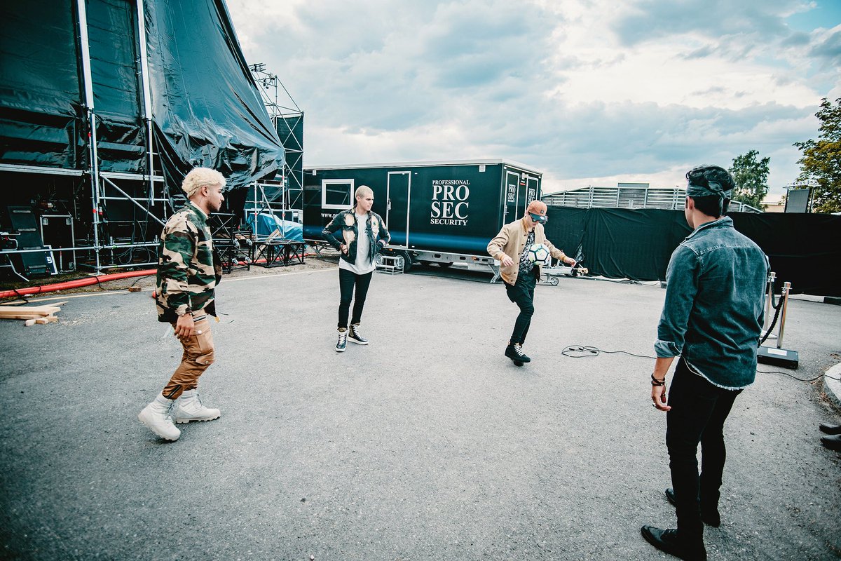 christophervele's tweet photo. Un juego antes de salir al escenario ⚽️ 🔥 https://t.co/dJRDYSnyqP