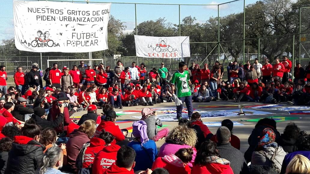 RetrucoNoticias's tweet photo. Jornada de cierre #SegundoForo #Latinoamericano de #LaPoderosa en #PortoAlegre
*Futbol Popular*. Durante la mañana del domingo se jugó la copa Resistidores de América. Conformado en 16 equipos representantes de cada asamblea de Latinoamérica.
@gargantapodero https://t.co/XycE1hGVkL