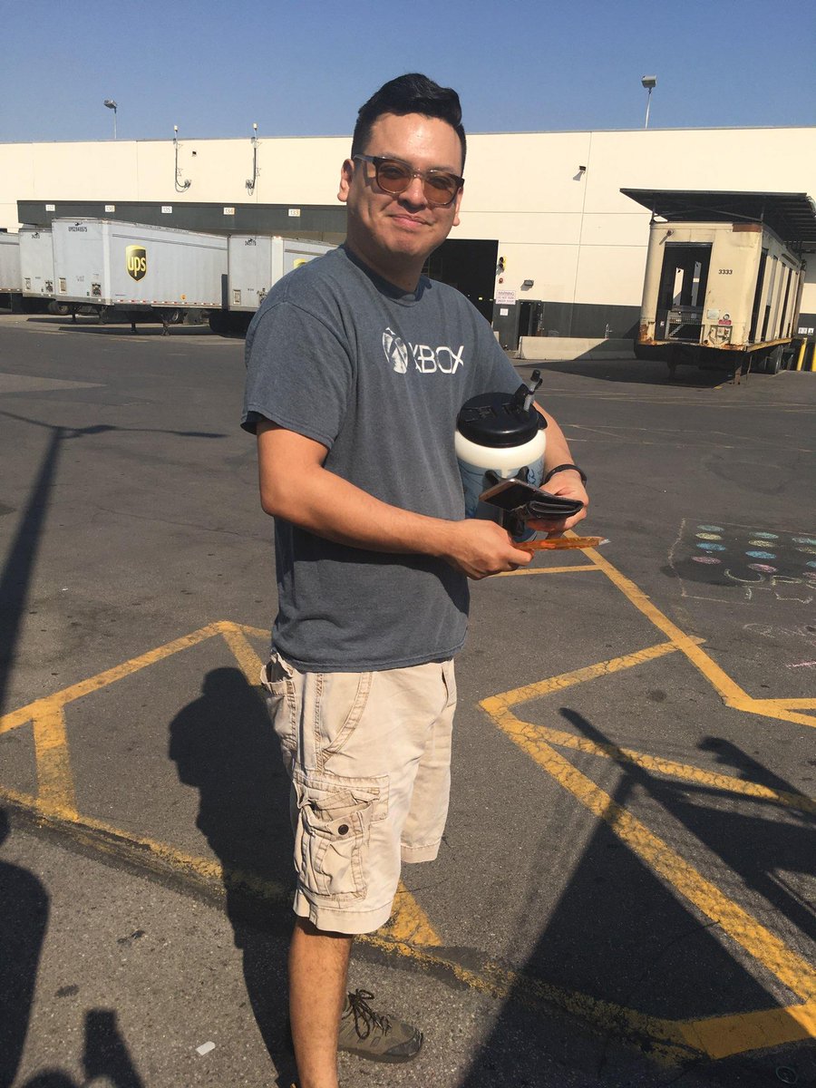 tybueter7100's tweet photo. #CaughtSafely 8419 SLC Day Sort, FT Supervisor Luis Gonzales and Safety Co-Chair Megan Chartier handing out Otter Pops to employees for knowing 8 keys and summer heat hydration. Thanks guys keep the safety activities going! @DesertMTUPSers https://t.co/DvpC0LcSza