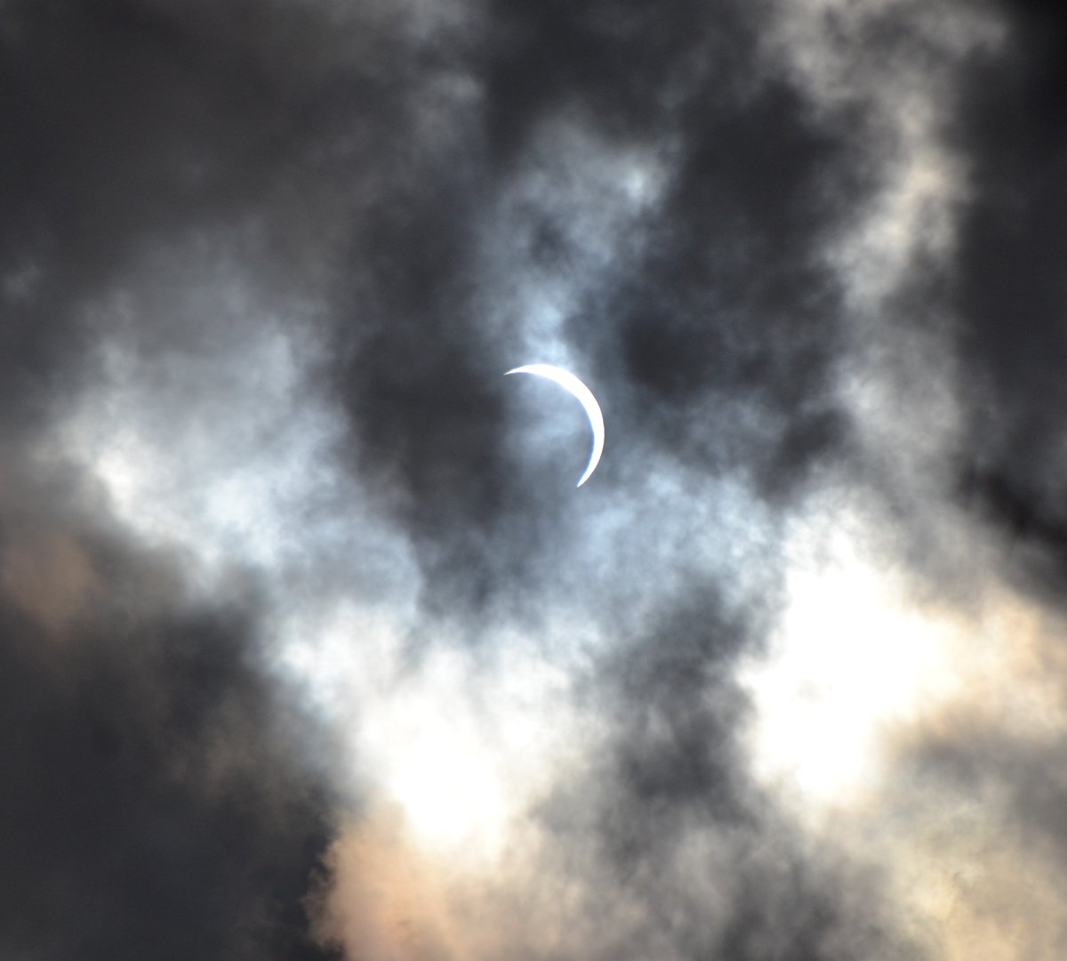 AzureGirl007's tweet image. I can't believe this was already a year ago!! #eclipse #solareclipse #photography #sun #beautiful #picture #scenery