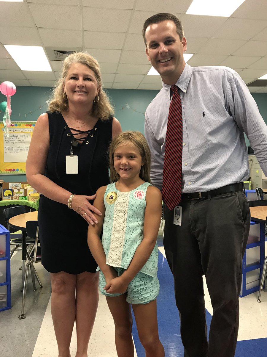 DianekFowler4's tweet image. Congratulations to Piper! She was chosen by her classmates as a Codington C.A.R.E.S student of the week! Proud principals🐠❤️😊 @CodingtonES @g_elmore8 #CodingtonCares #fowlersfishies