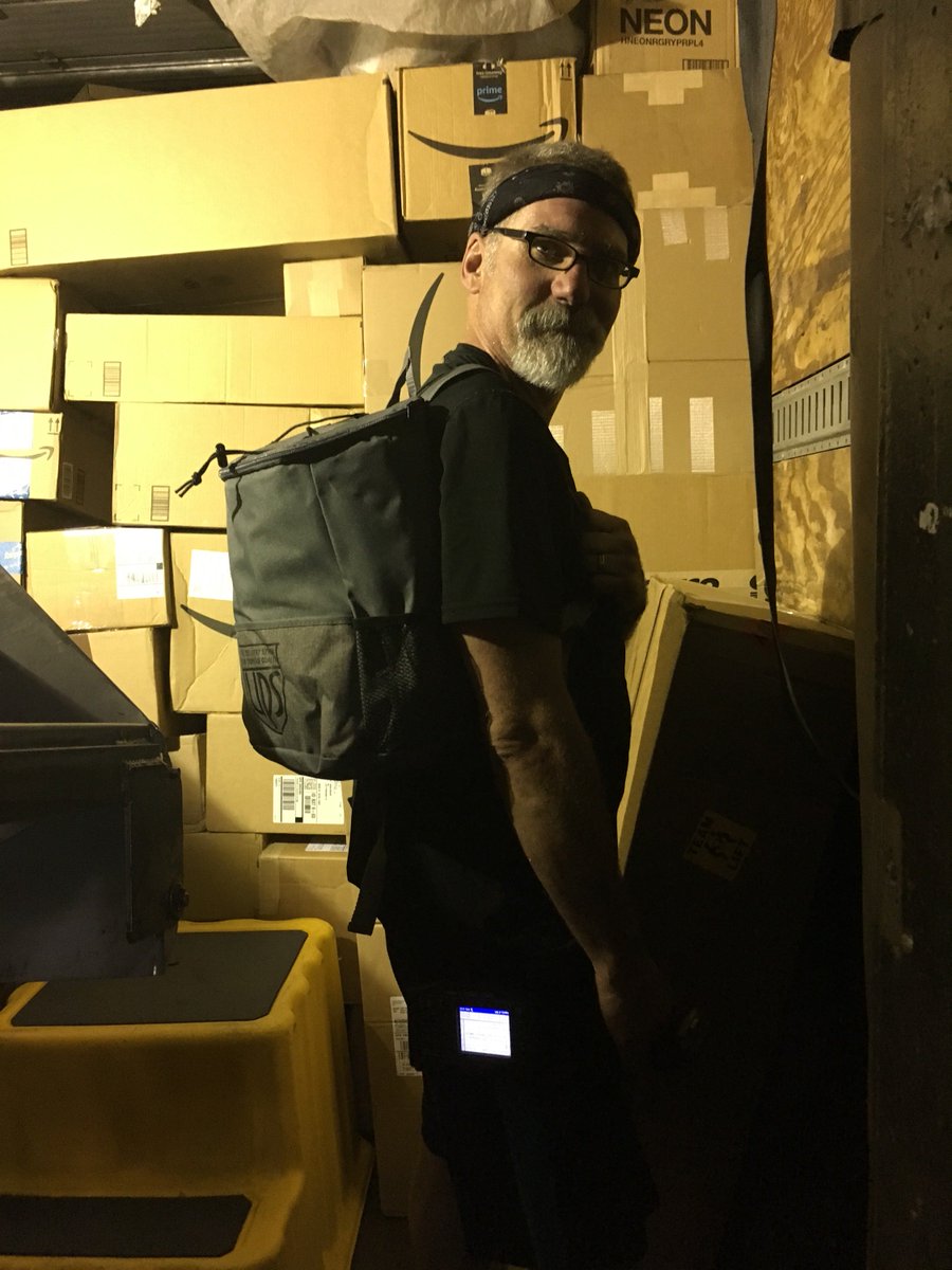 tybueter7100's tweet photo. #CaughtSafely SLC 8419 Day Sort Safety Supervisor Nicole Tanner and Co-Chair Megan Chartier out handing out UPS back pack lunch boxes for 5 and 10 year employees with no injuries. Nice Job folks! Keep up the good work Kelly N! @DesertMTUPSers @UTHub_BrianW https://t.co/uoCJpUIGlb