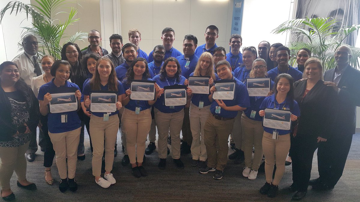 A power closing event of our Team SFO United Summer Associates Class of 2018! Thanks for everything! @Leadership_Rise @weareunited #beingunited #WhyILoveAO  #unitedsummerassociates2018 #teamsfo #sfoua