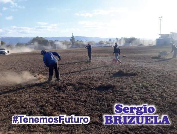 SergioBrizuel23's tweet photo. Seguimos acondicionando el campo de juego de nuestra querida liga, se realizara la siembra y fertilización de la cancha y así nuestros jugadores tendrán el lugar en mejores condiciones.
#TenemosFuturo 
#SB https://t.co/MbzZuXBh6x