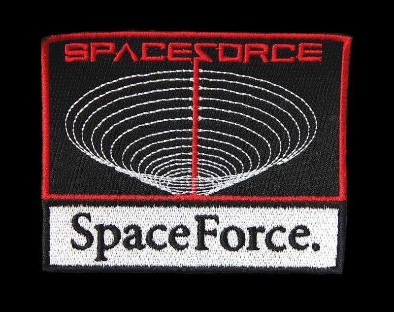 美国总统希望五角大楼创建“太空部队”，Bloomberg 请八位顶尖设计师为这个太空部队设计了 logo。全部设计见链接地址 #设计参考 // Eight Logos for Trump’s Space Force, From Milton Glaser and More https://t.co/oKe2sI73Ym https://t.co/oRJaKRHBQj 1
