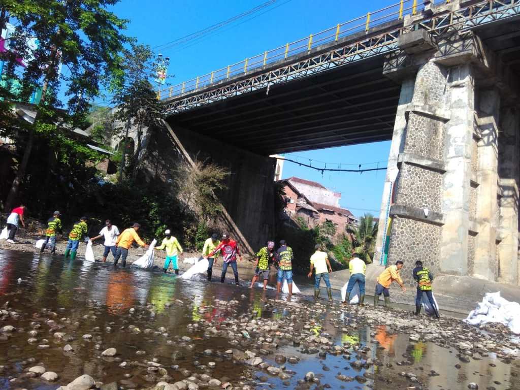 dlhjemberkab's tweet photo. Dukung Festival Kampung Kelir, DLH Jember Bersihkan Sekitar 1 Ton Sampah Plastik https://t.co/qD2TtoMABj https://t.co/DqCXrHgZ1r
