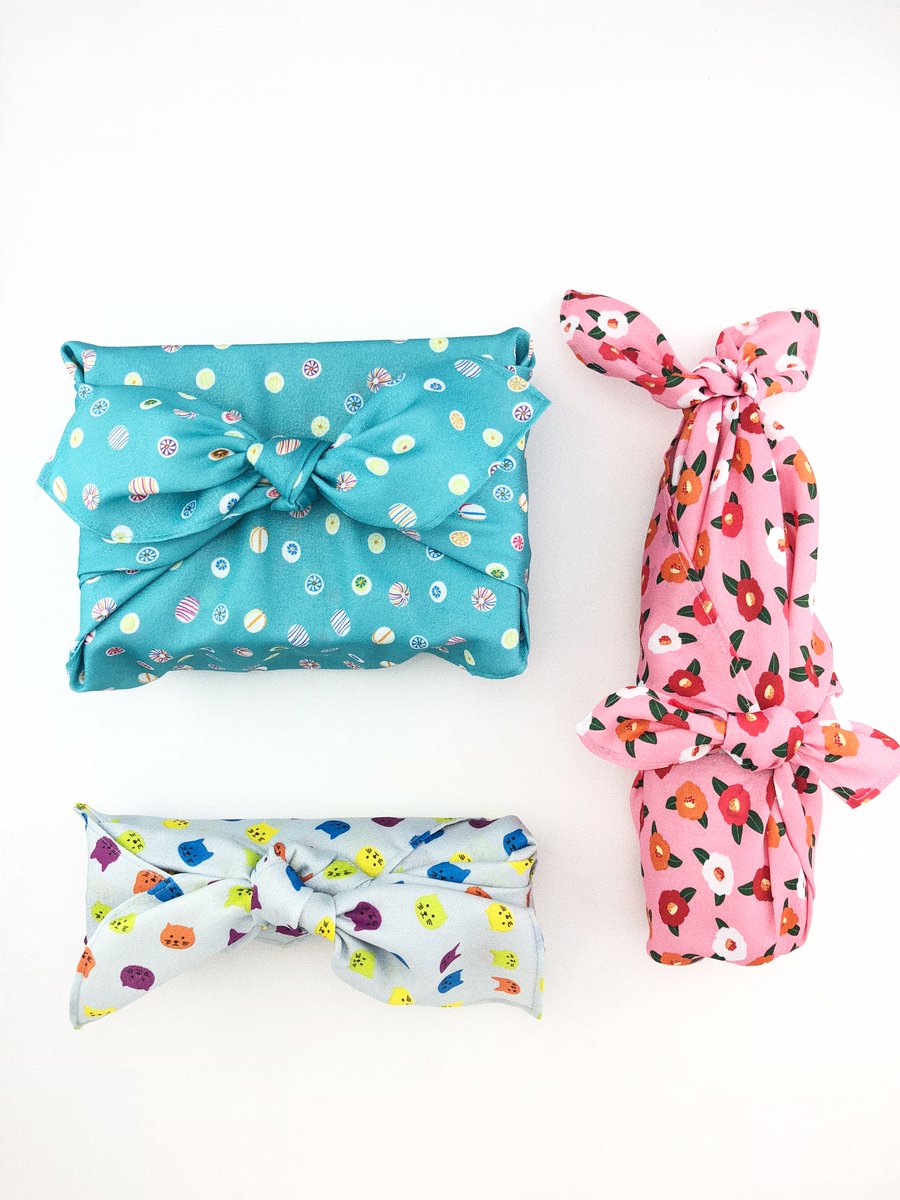 100円均一 ワッツ Watts در توییتر 帰省やおよばれのお土産を風呂敷でかわいく包むだけで 上級者感が出ますね 風呂敷をバッグ に変身させるのも 夏っぽくて素敵ですね 店舗により 取扱 在庫が無い場合があります ワッツウィズ ミーツ シルク 100 100