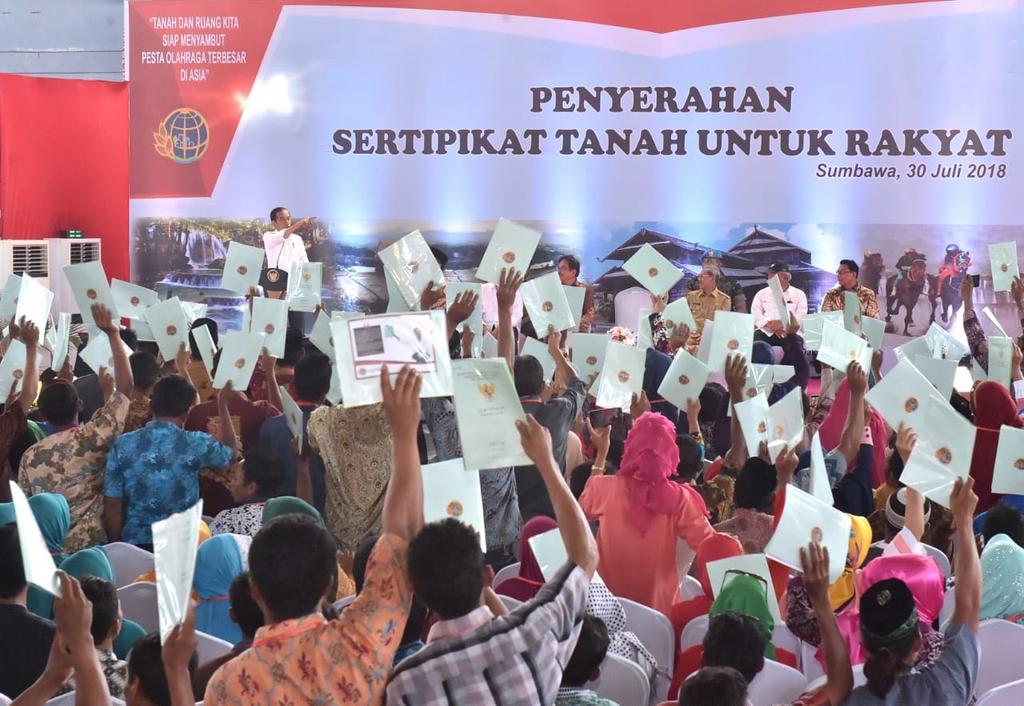 jokowi's tweet photo. Sebanyak 14.850 bidang tanah di NTB kini telah memiliki bukti kepemilikan yang diakui oleh hukum. Saya sendiri yang menyerahkan 1.037 lembar di antaranya, kemarin, di Sumbawa.

Saya tak ingin melihat lagi model pelayanan kepada masyarakat yang lama dan berbelit-belit. https://t.co/XKQTHi1v9F