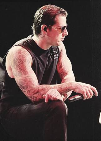 Hoje é aniversário do vocalista da minha banda favorita. Happy Bday Sanders, ou M. Shadows ily  