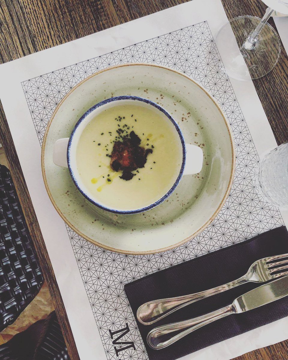 Hoy en #Manso preparamos de #PlatodelDía crema tibia de papas, #foie micuit, huevas de #salmón y #algas secas.
+ Otro que elijas de una selección de nuestra si quieres completar tu #menú ejecutivo.
#Manso 
#LasPalmas 
Reservas@mansolaspalmas.com 
928 367 450 / 648 233 361