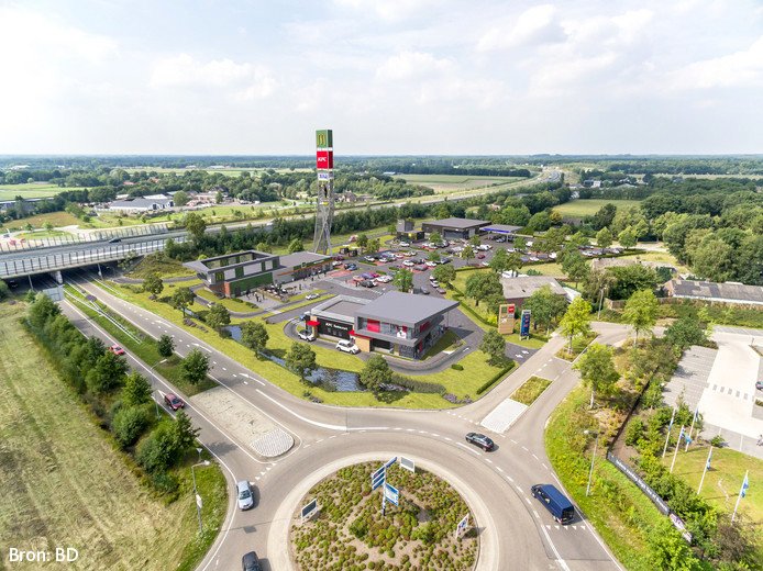 Nu al zien waar je straks moet zijn?🙌 Foodcourt Uden krijgt steeds meer vorm. En super handig, op het terrein is straks plek voor 160 (wow😲) geparkeerde auto's 🚙🚗 Het streven is om de restaurants voor Kerstmis dit jaar te openen 💪 bit.ly/foodcourt-uden