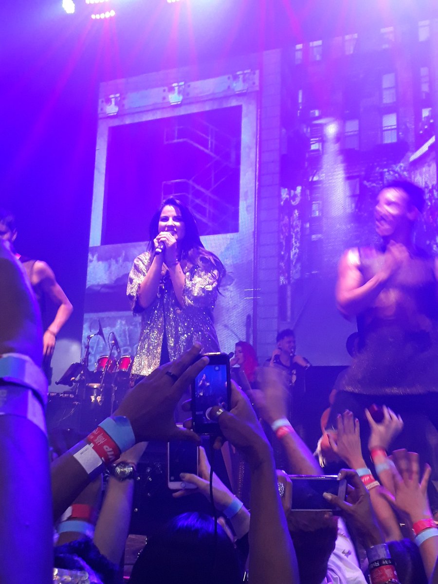 ThaiOliveiras_'s tweet photo. Ano passado chorei muito porquê não poderia estar no show, e olha como mundo gira. Esse ano 1° show, com a oportunidade de ver o sorriso mais fofo e sentir o abraço mais carinhoso de todos.
"Acredite sempre na força dos seus sonhos". 🌙♥️🎙 #LiveTourBrasil @MaiteOficial https://t.co/TTYMWoqAFz