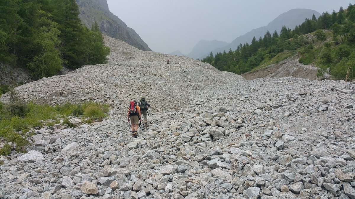 #Info 
Suite aux orages dans la vallée de #champoléon les sentiers de #randonnée ont subis quelques transformations. Le #pont a disparu mais le sentier existe toujours pour accéder au <a href="/refuge/">Refuge Collection</a> du Préde la Chaumette. 
Soyez vigilants lors de votre randonnée.
#MyHautesAlpes
