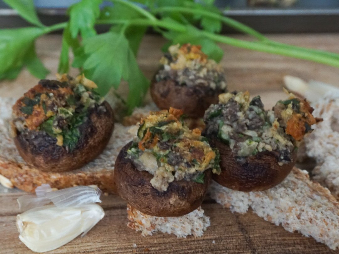 erinmccarth's tweet photo. Crispy, garlicky and herby bread crumbs are tossed with soy sauce for a delicious umami filling packed into mushroom caps. Mashed #beans bind the filling while adding a boost of healthy low-fat protein. These stuffed #mushrooms are 100% #plant-based.
https://t.co/wAyZ2sGGV2 https://t.co/7L96uDwLHs