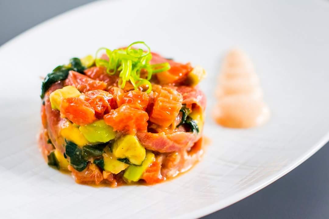 Hoy nos apetece un plato clásico de la carta, el #Tartar de atún picante, alga wakame y pomelo rosa. También está disponible para take away en nuestra web, así que puedes hacer tu pedido y recogerlo en el restaurante ¡así de fácil! >> bacira.es/tienda/