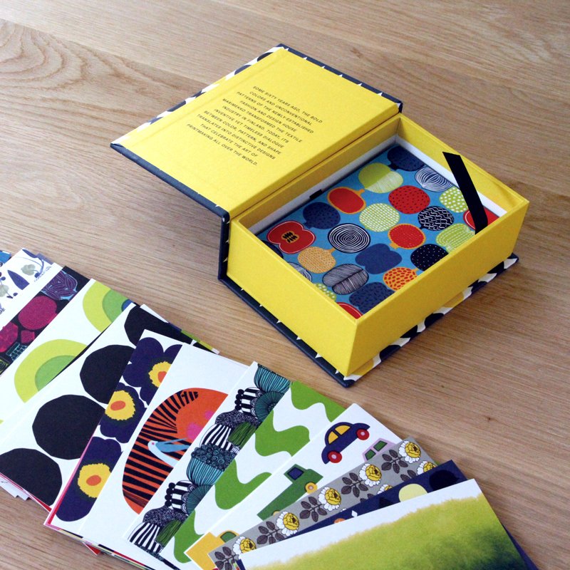 フリーデザイン 北欧 ロングライフ スタンダード A Twitter マリメッコ の人気柄をたっぷり100枚収納した ポストカード のセット 大切な方へお便りを贈ったり 額に入れてインテリアのアクセントにしたりと 様々に楽しむことができます 辞書のような佇まい