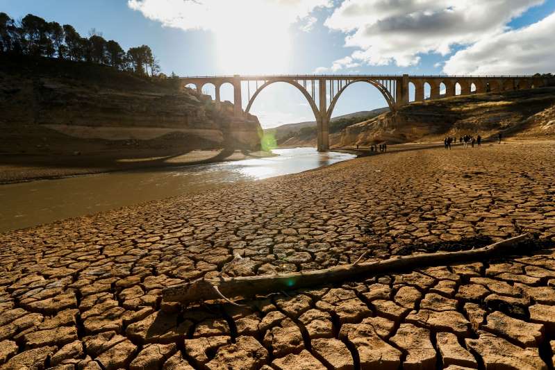DioSalisbury's tweet photo. This is what remains of a reservoir in Spain.
"This is not crying wolf... the wolves are now in sight."
#HothouseEarth
https://t.co/lplRNp0CAG https://t.co/ksUSwTNtG5