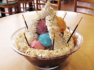 祝 10周年 群馬のクチコミ情報サイト ぐんラボ No Twitter デカ盛りでお腹いっぱい アカマルショッピングセンター 1f 丸実 さんで シェアして楽しめるデカ盛りメニューをお楽しみ下さい 巨大パフェ ビッグサンデー には なんとアイス
