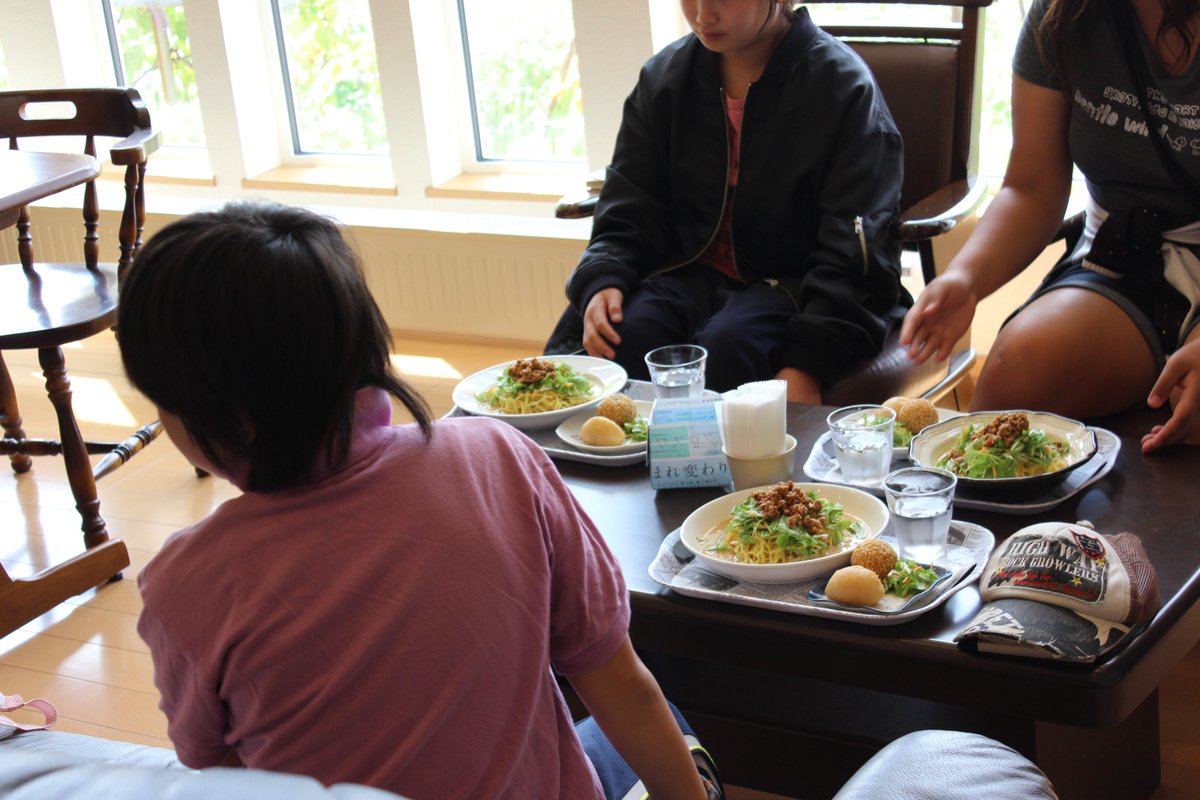 otagaisaron's tweet photo. 本日の お得ランチ謎企画 #高台レストラン x #子ども食堂 は、醤醤(jan jan)の高橋さん！限定30食あれよあれよという間に完売。明日8/8(水)はルミエーレ＆ナニナニ製菓���んのコラボでレストランです。(つるっち)
https://t.co/bmx7dT97qi 
 #共生型 #デイサービス #おたがいサロン #室蘭 #北海道 https://t.co/dqWDt7ULMN