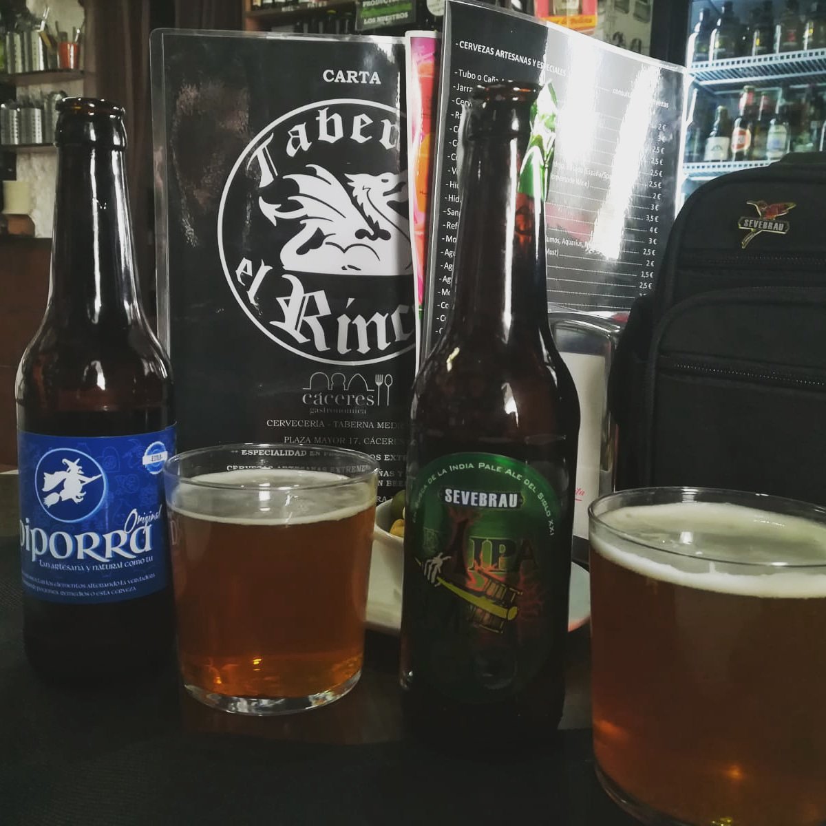 Sevebrau's tweet photo. En Cáceres (Plaza Mayor 28) encontraréis nuestra #Ex1Ipa SeveBoris y cerveza Piporra de nuestros amigos @CervezaPiporra .
El calor es menos calor con una buena cervecita extremeña 😉
#CertificadodeExcelencia
#SevebrauTavern #Craft #Bar #Taproom #Extremadura #cerveza #Cáceres https://t.co/uQua3Y6ieW