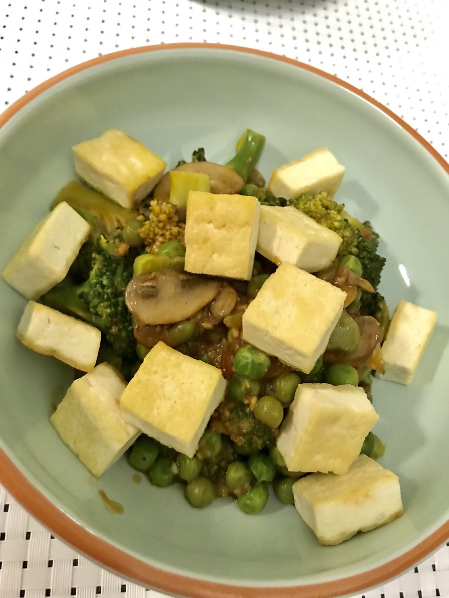riailano's tweet photo. I need to UP my protein so hereβs a bowl filled with mushrooms, brocolli, green peas and organic tofu. πͺπ»ποΈββοΈ #FTW #myproteinbowl #southiegurl #aussiegurl #vegan #downunder #straya #homecooking #southiegurlskitchen #plantbaseddiet #veganfoodlovers #veganeats https://t.co/pdoLS8qtTj