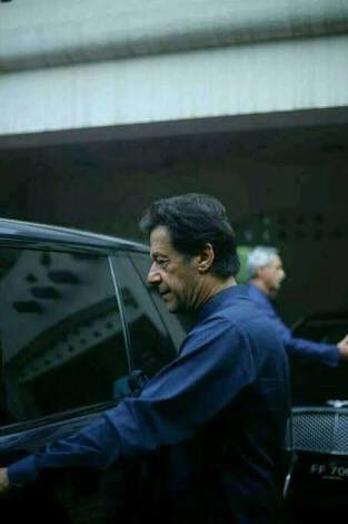 MuneefBokhari's tweet image. @Xadeejournalist IK setting an example by opening his own car door .... Miracles everywhere.... Left Right and Center ....