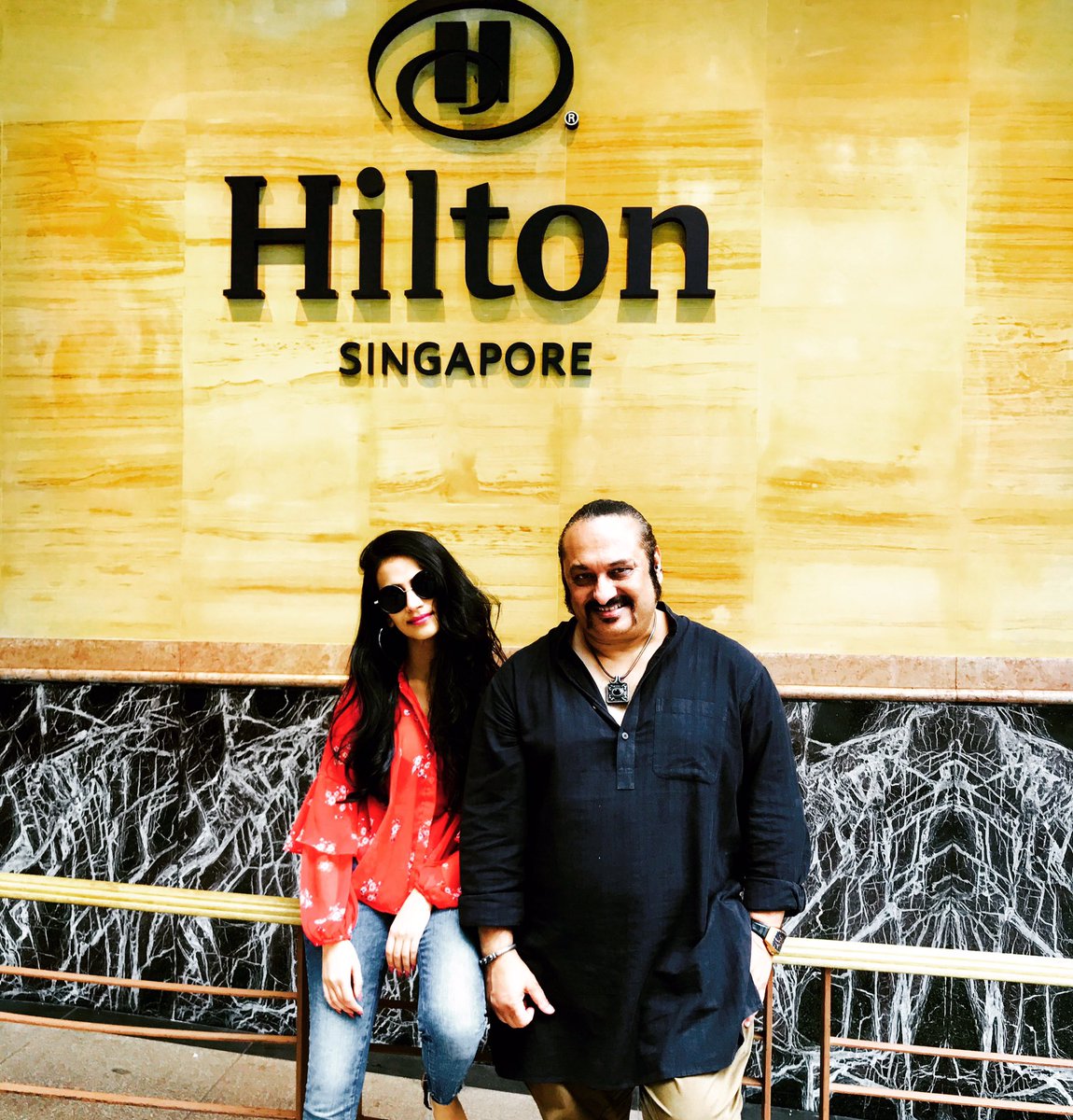 LesleLewis's tweet photo. LESLE LEWIS - D U O   Just arrived in #Singapore to Perform for @KotakBankLtd   &amp; #KotakLifeInsurance  @KotakLifeInsurance  .. @ThomasCookIndia #KavyaaVaidya .. All Set to Rock &amp; Roll 😎!! @HiltonSingapore  @shure @shuremea @SunInfonetAudio @UAudio @oklistenin https://t.co/68fD6543v6